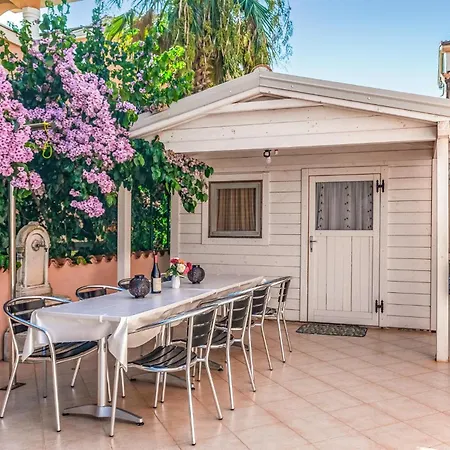 2 Bedroom Awesome In Apartment *
