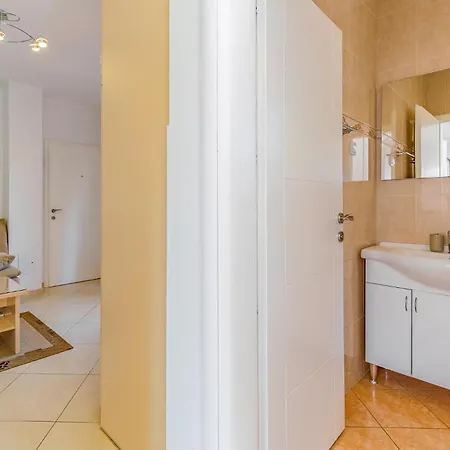 2 Bedroom Awesome In Medulin