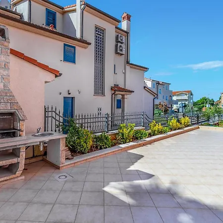 2 Bedroom Awesome In * Medulin
