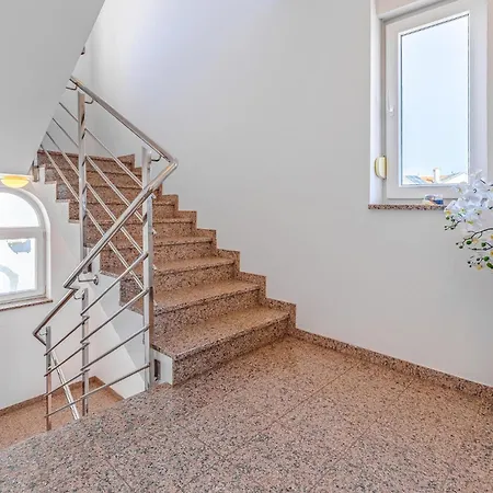 2 Bedroom Awesome In Medulin