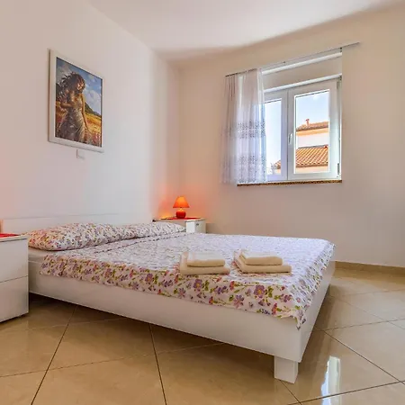 2 Bedroom Awesome In Medulin