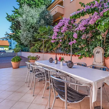 2 Bedroom Awesome In Medulin