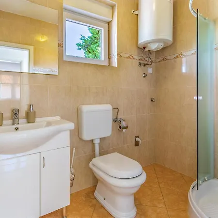 2 Bedroom Awesome In Apartment *