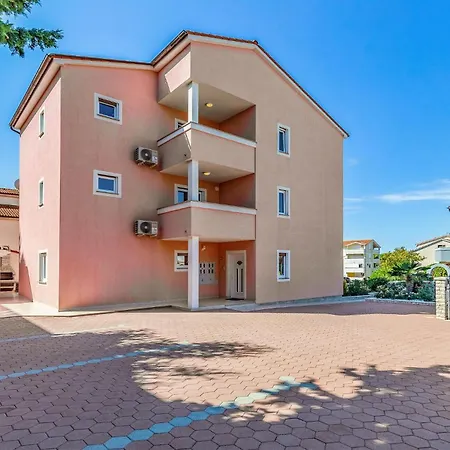 2 Bedroom Awesome In Medulin