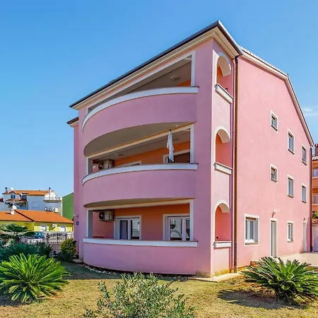 2 Bedroom Awesome In Medulin