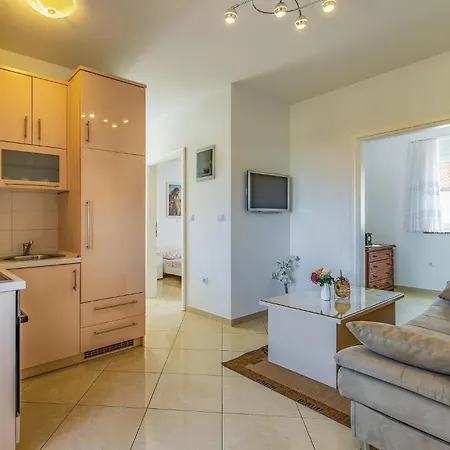2 Bedroom Awesome In Apartment Medulin