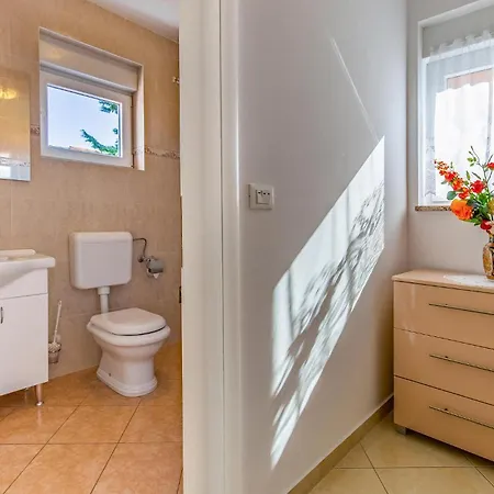 2 Bedroom Awesome In Medulin