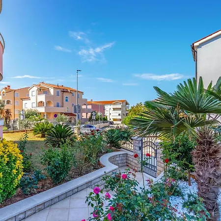 2 Bedroom Awesome In Apartment *
